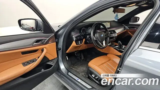 BMW 5 Series 2018 — Фото 10/20
