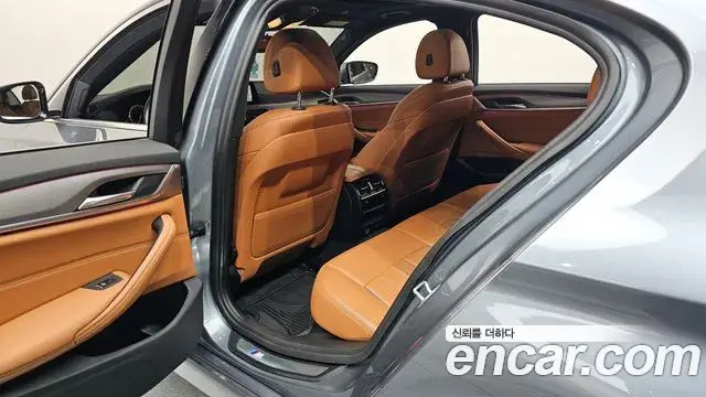 BMW 5 Series 2018 — Фото 11/20