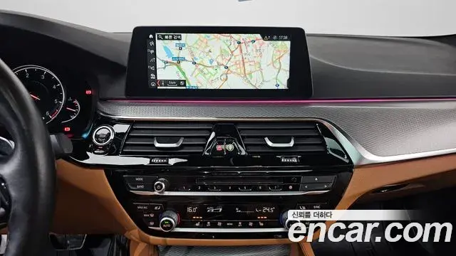BMW 5 Series 2018 — Фото 12/20