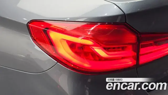 BMW 5 Series 2018 — Şəkil 23/33