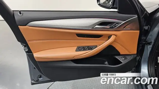 BMW 5 Series 2018 — Şəkil 21/33
