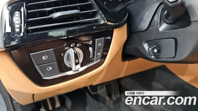 BMW 5 Series 2018 — Şəkil 33/33