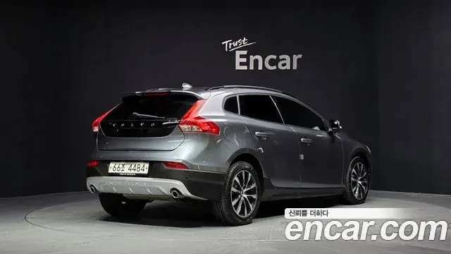 Volvo V40 Cross Country 2019 — Şəkil 14/31