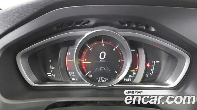 Volvo V40 Cross Country 2019 — Şəkil 21/31