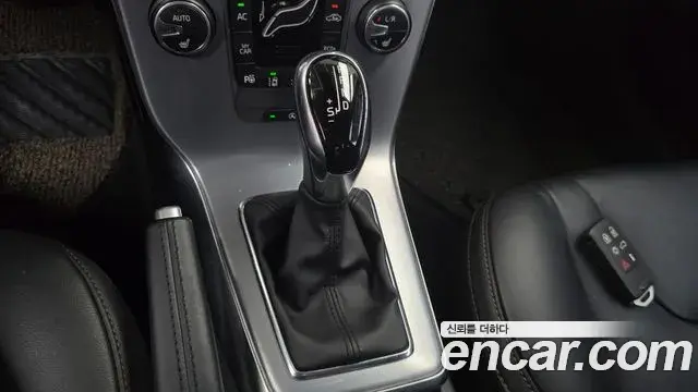 Volvo V40 Cross Country 2019 — Şəkil 13/31