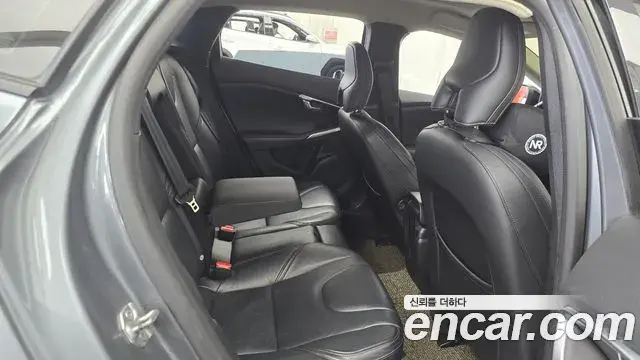 Volvo V40 Cross Country 2019 — Şəkil 16/31