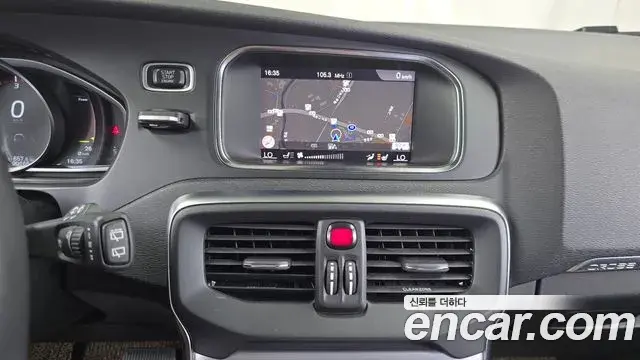Volvo V40 Cross Country 2019 — Şəkil 26/31