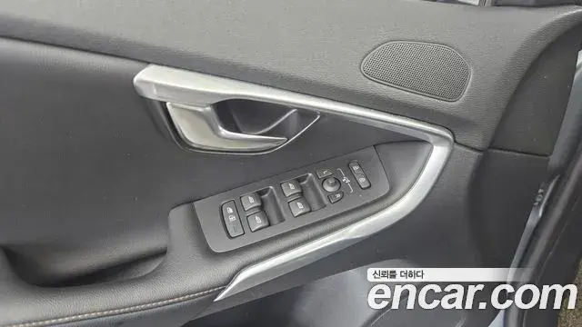 Volvo V40 Cross Country 2019 — Şəkil 30/31