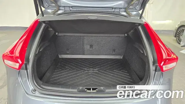 Volvo V40 Cross Country 2019 — Şəkil 27/31