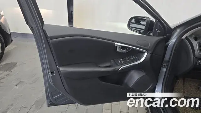 Volvo V40 Cross Country 2019 — Şəkil 8/31