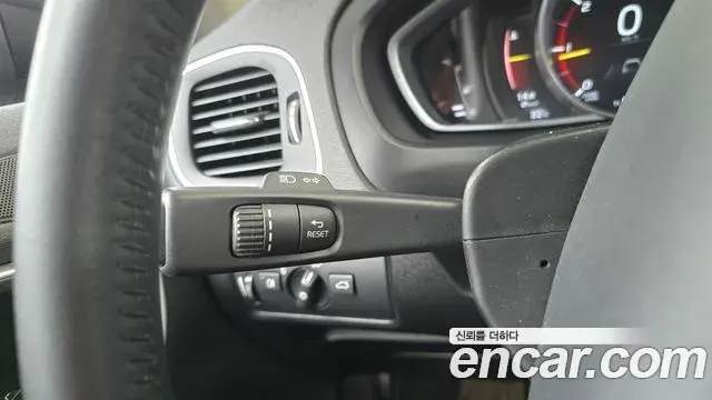 Volvo V40 Cross Country 2019 — Şəkil 15/31
