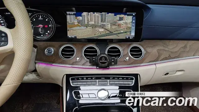 Mercedes-Benz E-Class 2018 — Photo 11/20