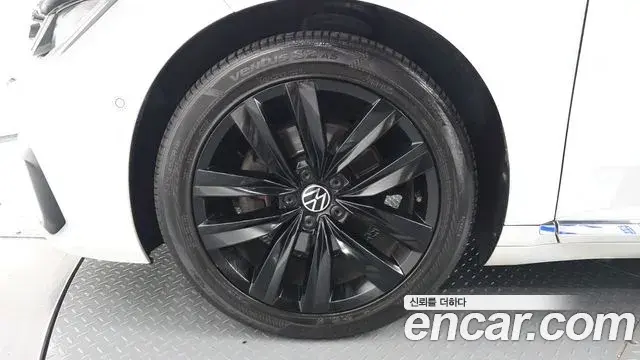 Volkswagen Arteon 2019 — ფოტო 17/20
