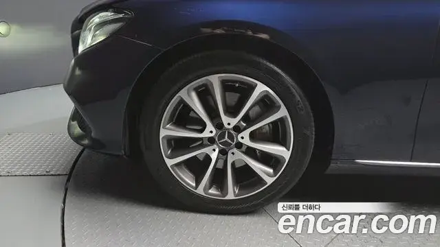 Mercedes-Benz E-Class 2019 — Photo 4/20