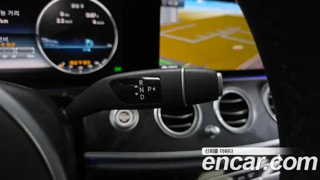 Mercedes-Benz E-Class 2019 — Photo 8/20