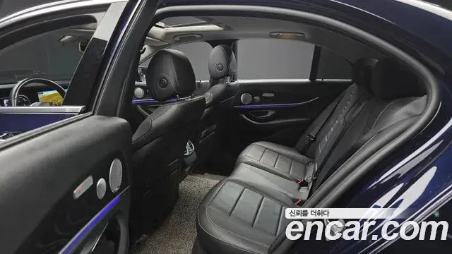 Mercedes-Benz E-Class 2019 — Photo 17/20