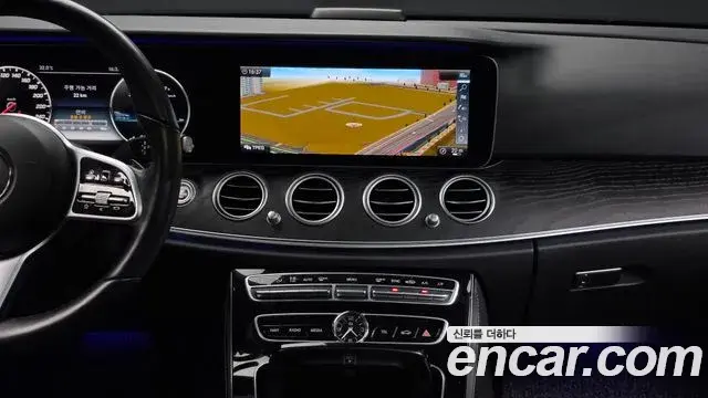 Mercedes-Benz E-Class 2019 — Photo 7/20