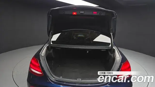 Mercedes-Benz E-Class 2019 — Photo 12/20