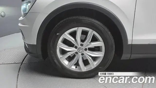 Volkswagen Tiguan 2018 — Şəkil 8/20