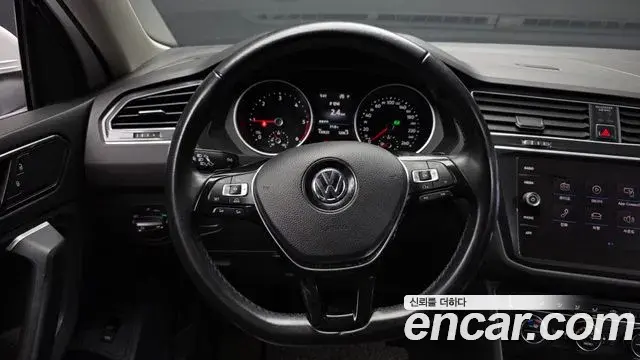 Volkswagen Tiguan 2018 — Şəkil 17/20