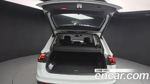 Volkswagen Tiguan 2018 — Şəkil 13/20