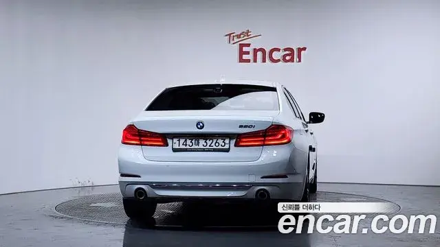 BMW 5 Series 2018 — Şəkil 34/38