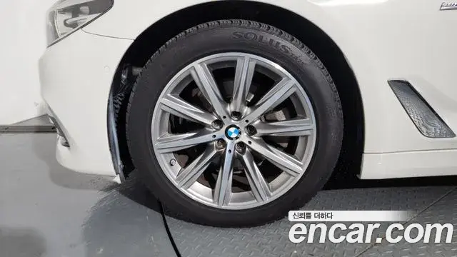 BMW 5 Series 2018 — Şəkil 22/38