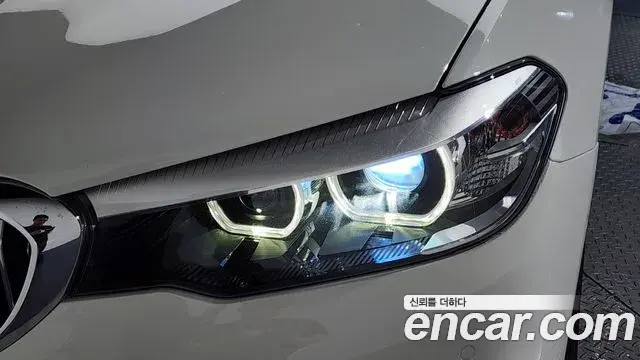 BMW 5 Series 2018 — Şəkil 14/38