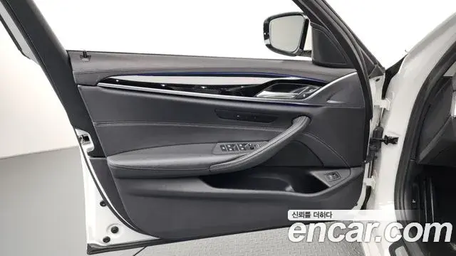 BMW 5 Series 2018 — Şəkil 26/38