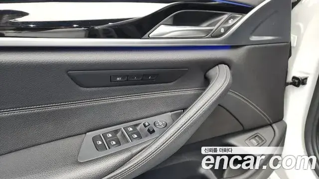 BMW 5 Series 2018 — Şəkil 27/38