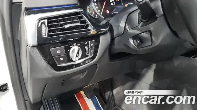 BMW 5 Series 2018 — Şəkil 35/38