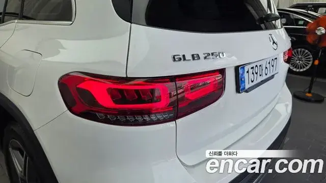 Mercedes-Benz GLB-Class 2022 — Şəkil 19/32