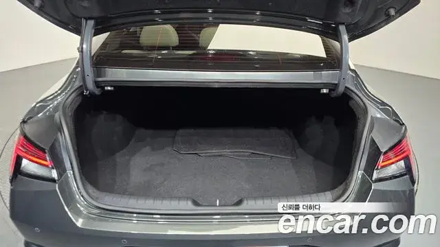 Hyundai The New Avante Hybrid 2020 — Photo 13/20