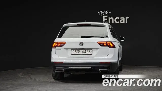 Volkswagen Tiguan 2018 — Şəkil 17/20