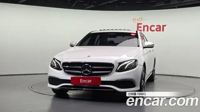 Mercedes-Benz E-Class 2019 — Photo 8/20
