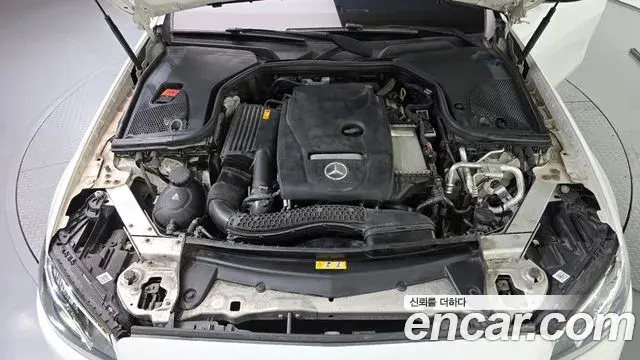Mercedes-Benz E-Class 2019 — Photo 7/20