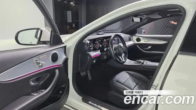 Mercedes-Benz E-Class 2019 — Photo 11/20