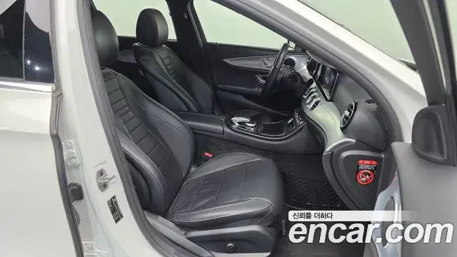 Mercedes-Benz E-Class 2019 — Photo 16/20