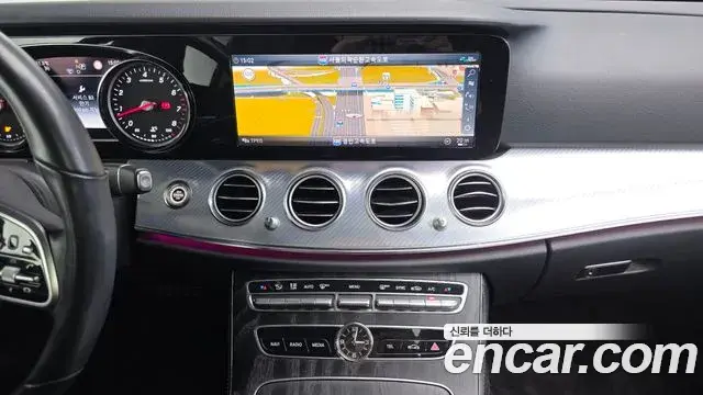 Mercedes-Benz E-Class 2019 — Photo 17/20