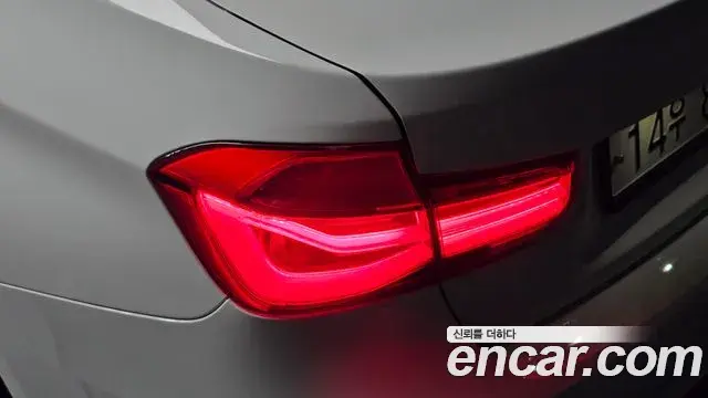 BMW 3 Series 2018 — ფოტო 31/31