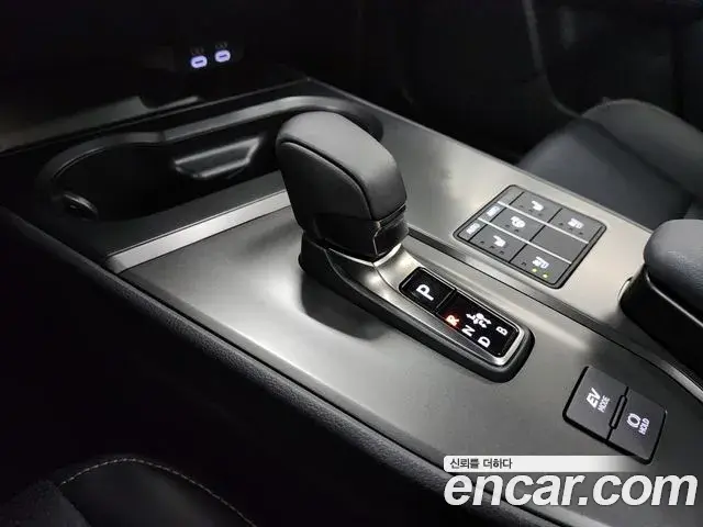 Lexus UX300h 2025 — Фото 8/19