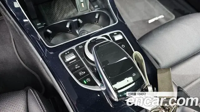 Mercedes-Benz C-Class 2020 — Photo 7/37