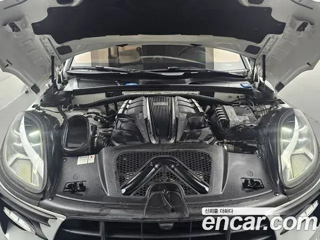 Porsche Macan 2021 — Photo 12/20