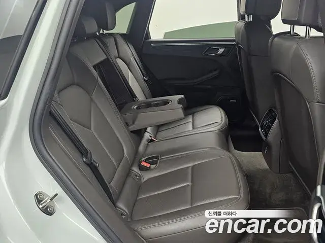 Porsche Macan 2021 — Photo 19/20