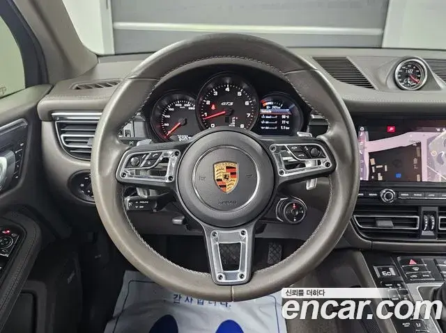 Porsche Macan 2021 — Photo 8/20