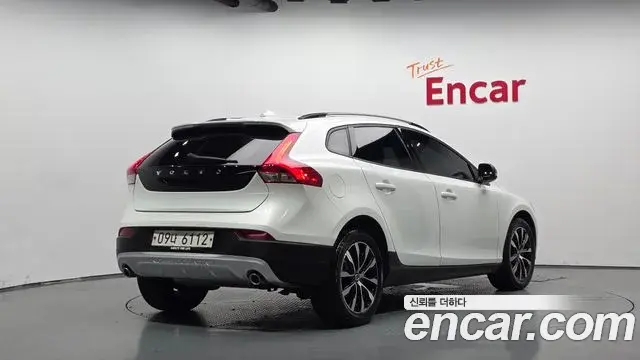 Volvo V40 Cross Country 2019 — Photo 13/20