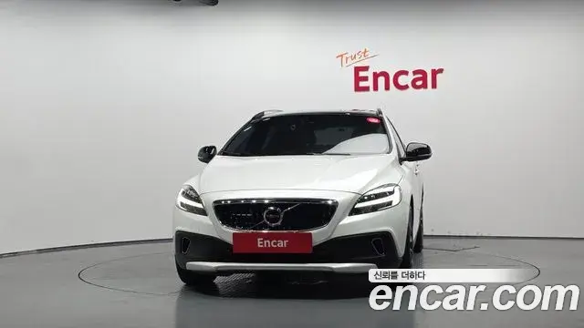 Volvo V40 Cross Country 2019 — Photo 15/20