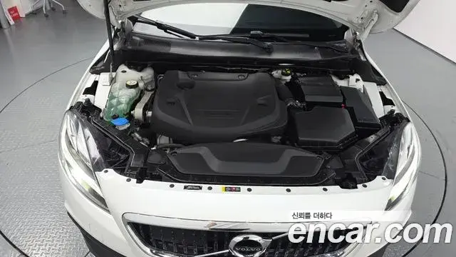 Volvo V40 Cross Country 2019 — Photo 18/20