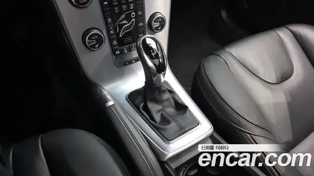 Volvo V40 Cross Country 2019 — Photo 12/20