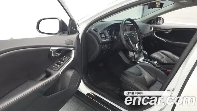 Volvo V40 Cross Country 2019 — Photo 14/20